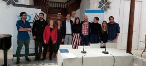 Foto de familia de representantes políticos y de la asociación.