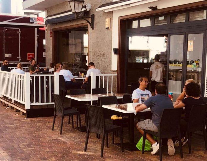 La terraza del nuevo local situado en la calle La Peña, frente al Hiperdino grande del pueblo. Nuevo local de La Rústica Pizza & Pasta en calle La Peña, frente el Hiperdino grande de Playa Blanca.