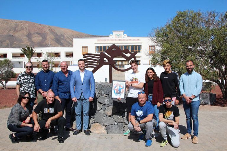 Foto de familia con la escultura