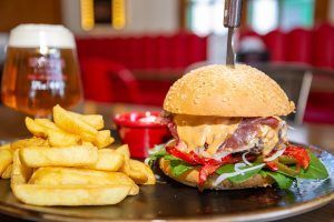 Hamburguesa y cerveza