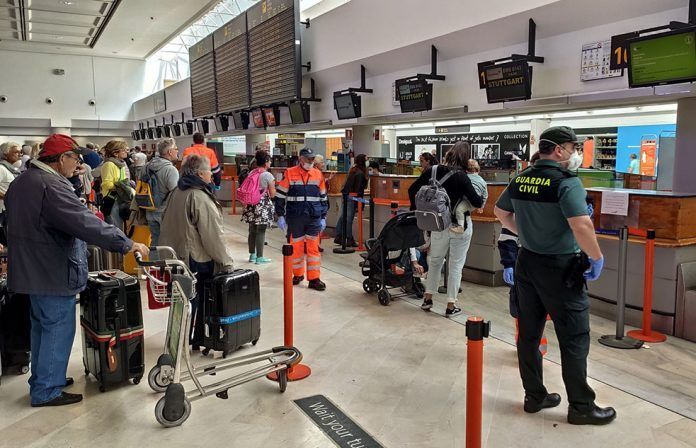 Gente esperando para facturar en el Aeropuerto César Manrique