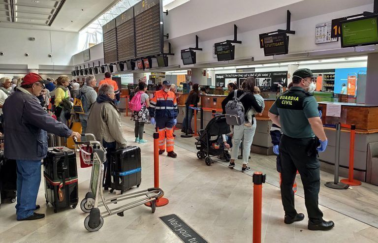 Gente esperando para facturar en el Aeropuerto César Manrique