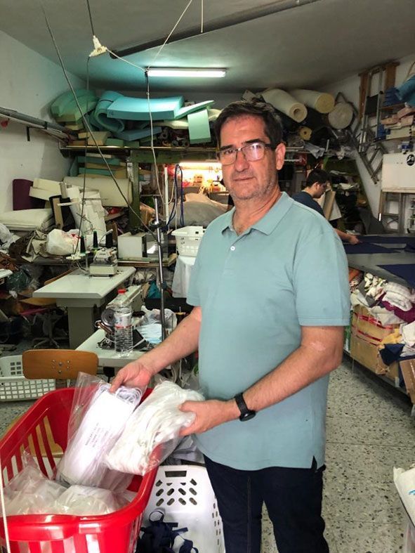 Antonio Zamora, dueño de la empresa, con las mascarillas donadas