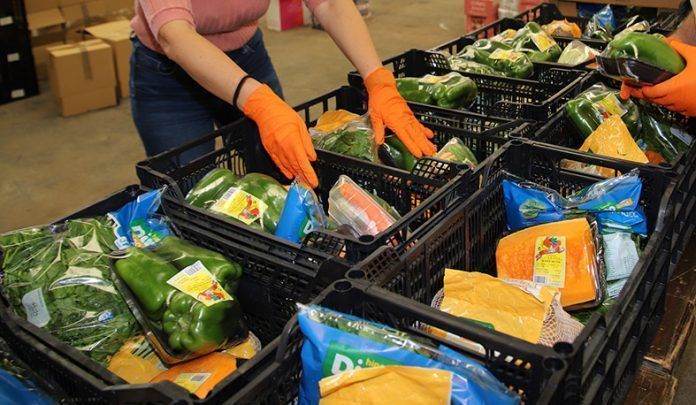 Voluntarios preparan lotes de alimentos Voluntarios preparan lotes de alimentos