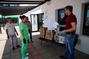 Entrega de material a los centros.