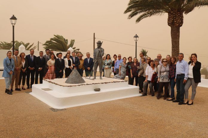 Familiares y políticos junto a la escultura en la plaza de Las Breñas.