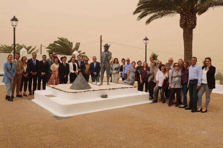 Familiares y políticos junto a la escultura en la plaza de Las Breñas.
