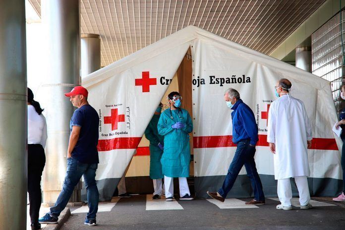 Estructura portátil instalada a la entrada del Servicio de Urgencias para realizar el triaje.
