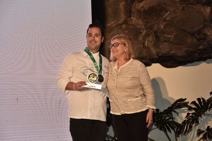 Gonzalo Calzadilla, chef del Restaurante Isla de Lobos, recogiendo el galardón.
