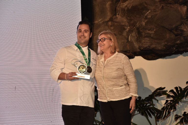 Gonzalo Calzadilla, chef del Restaurante Isla de Lobos, recogiendo el galardón.