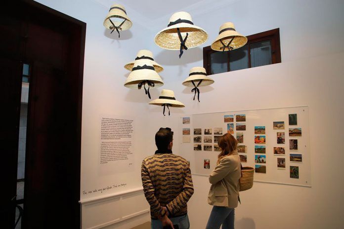 Visitantes admirando la exposición