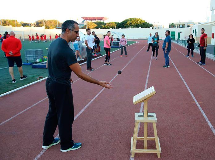 Uno de los profesores participantes realizando la parte práctica del taller.