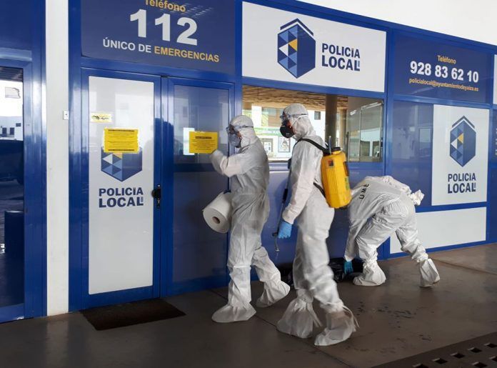 Miembros de la Unidad Militar de Emergencias realizando tareas de desinfección en Playa Blanca. Miembros de la Unidad Militar de Emergencias realizando tareas de desinfección en Playa Blanca.
