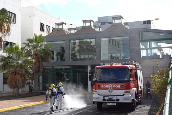 Bomberos realizando tareas de desinfección en consultas externas del hospital general