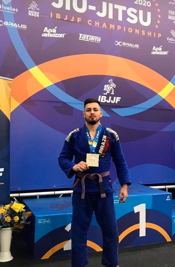 Martín Alonso, subcampeón en el Europeo de Lisboa, con su medalla.