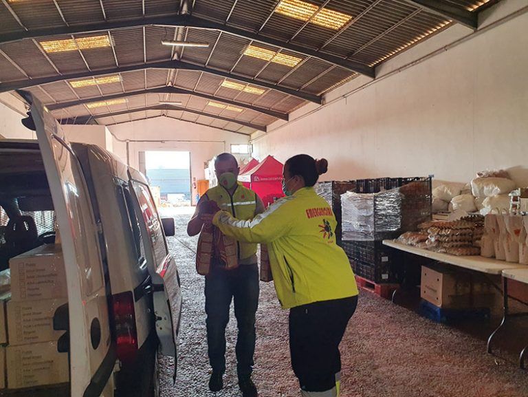 Operarios realizando el reparto de los alimentos para mascotas.