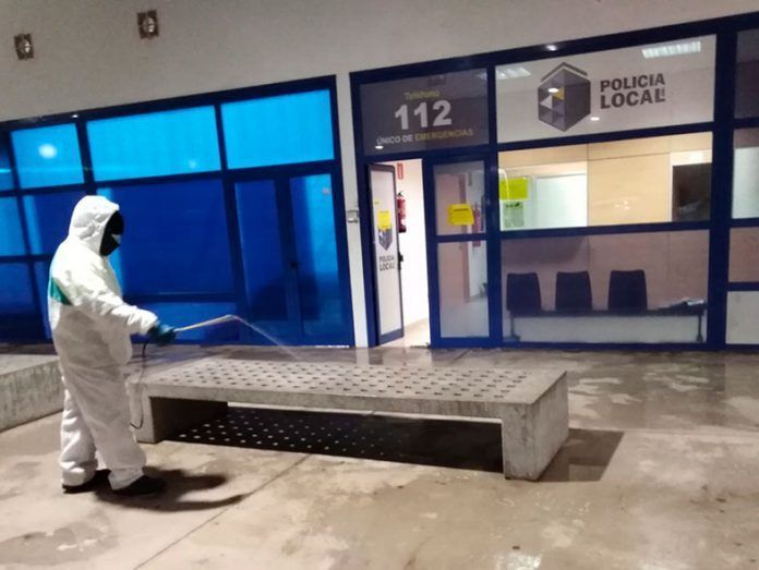 Personal de Urbaser realizando trabajos de desinfección