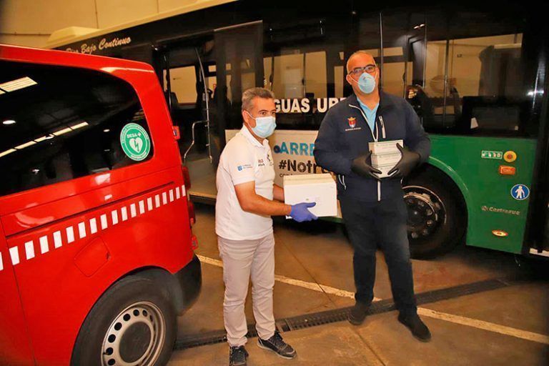 Entrega de mascarillas para las empresas de guaguas