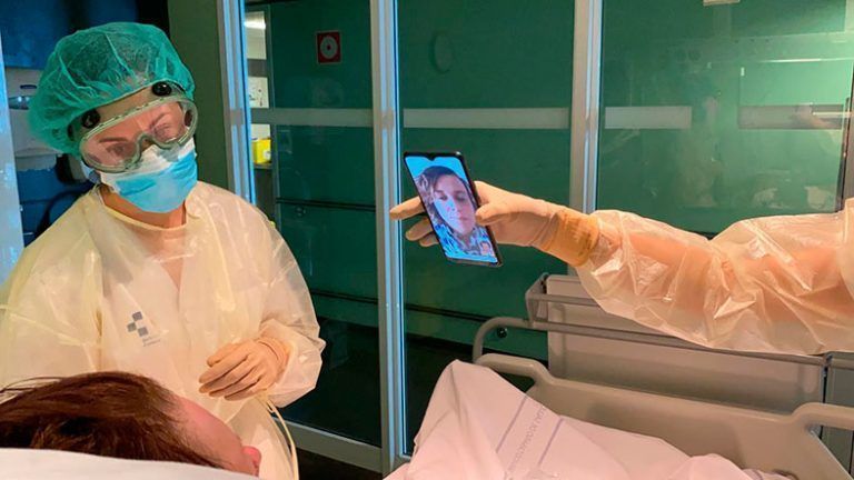 Paciente realizando una videollamada