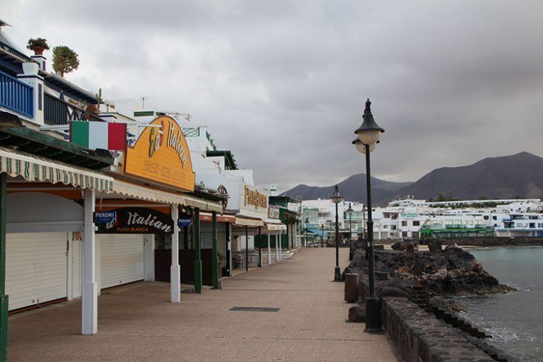 Paseo marítimo con locales cerrados