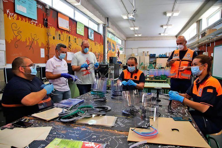Voluntarios de Protección Civil Tías montando las viseras