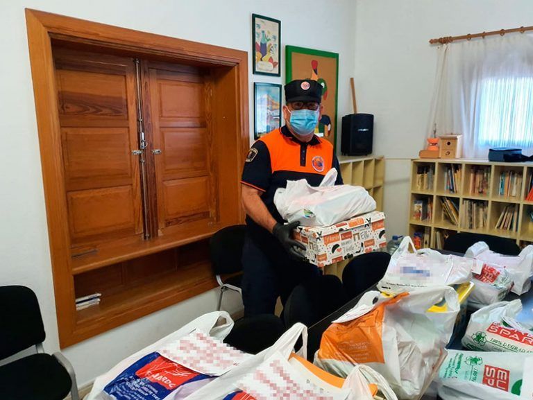 Voluntarios distribuyen material escolar