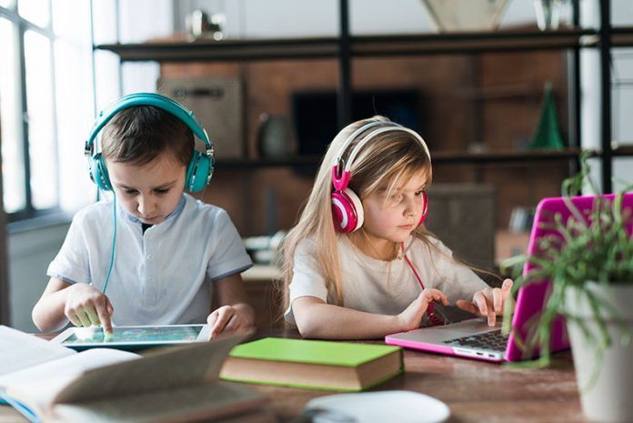 Niños con portátil y tablet Niños con portátil y tablet