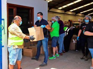 Voluntarios reparten alimentos