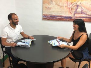 El concejal Daniel Medina junto a la creadora Mayte Pozo