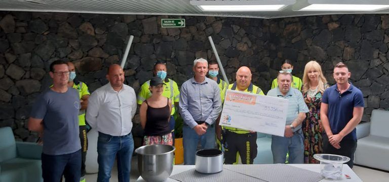 Acto de entrega simbólica del cheque a Emerlan