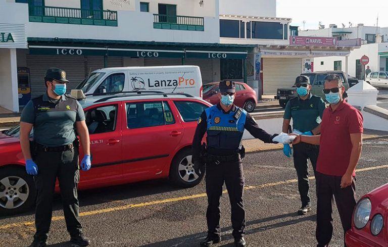 Guardia-Civil-repartiendo-mascarillas