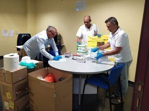Personal organizando el material recibido