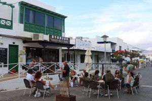 Terraza de un bar del pueblo de Playa Blanca