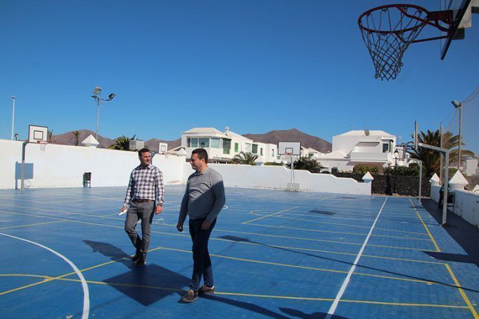 Óscar Noda y Ángel Lago, alcalde y concejal de Deportes, respectivamente, visitando las canchas de El Aulagar
