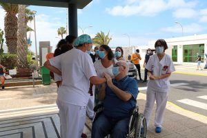 Benjamín despidiéndose de los sanitarios que tan bien le han cuidado