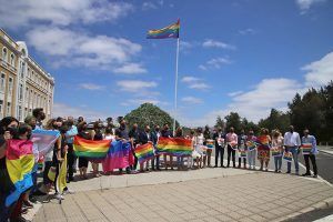 Foto familia Día de Orgullo LGTBI lectura manifiesto