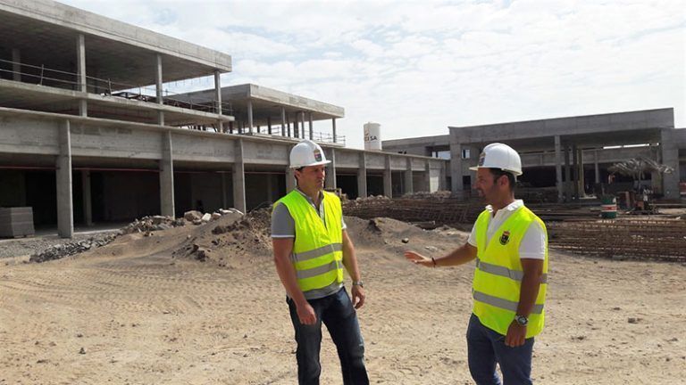 El alcalde de Yaiza, Óscar Noda, y el concejal de Obras, Jonatan Lemes, en una visita al CEO