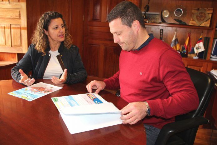 El alcalde de Yaiza, Ósscar Noda y la concejala de Educación, Silvia Santana
