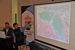 El alcalde (izq) y uno de los técnicos redactores del proyecto