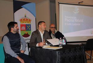 Óscar Noda (centro), durante la presentación