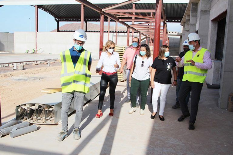 Autoridades durante la visita a las obras del CEO Playa Blanca