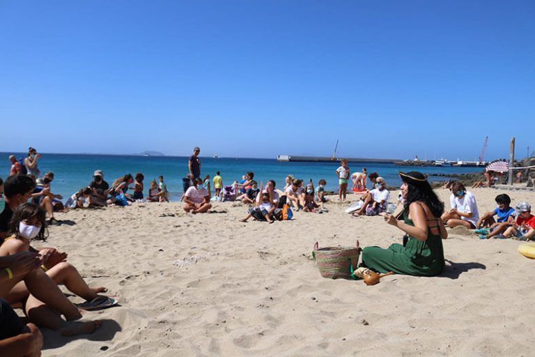 Noticias Lanzarote | Cuentacuentos en la playita de Playa Blanca