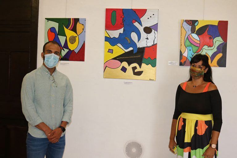 Daniel Medina y Sonia Bordón durante la inauguración de 'Confinamiento en colores'