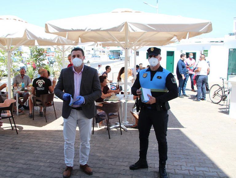 Visita alcalde a las terrazas de Playa Blanca