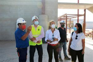 La directora general de Centros, Infraestructuras y Promoción Educativa del Gobierno de Canarias, Laly González, y el alcalde de Yaiza, Óscar Noda, visitan las obras del CEO Playa Blanca.