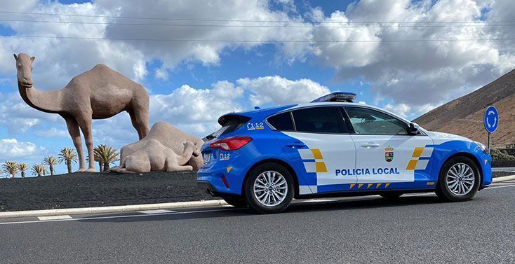 Policía-Local-patrullando-en-el-pueblo-de-Uga