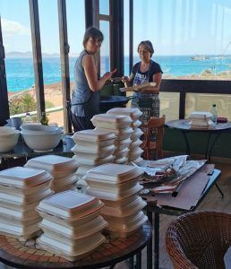 Katarina y una de las voluntarias preparando la comida para llevar