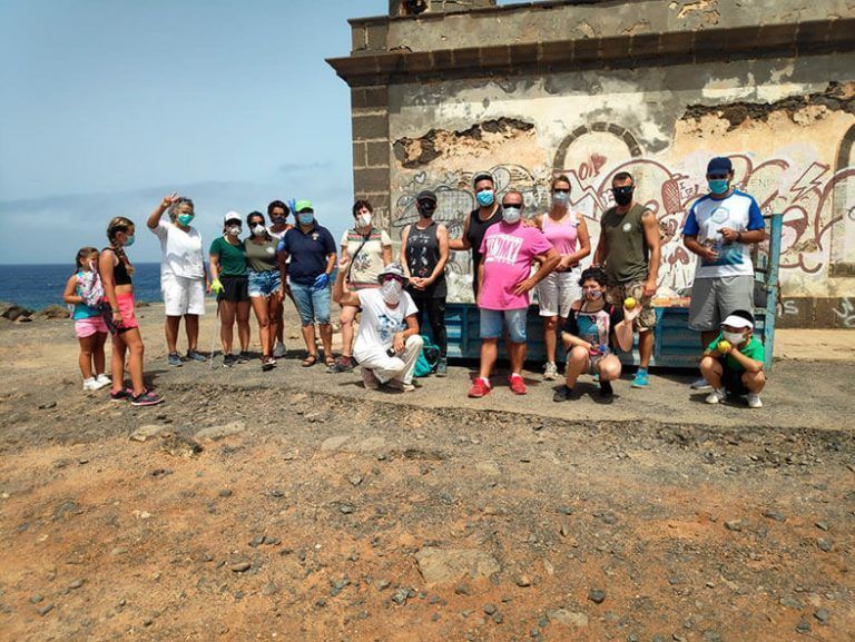 Foto familia Lanzarote Limpia Faro Pechiguera
