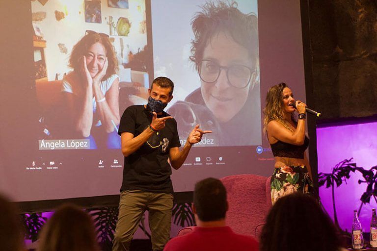 Ibán Bermúdez y la cantante Keisy Lee durante la actuación de la cantante
