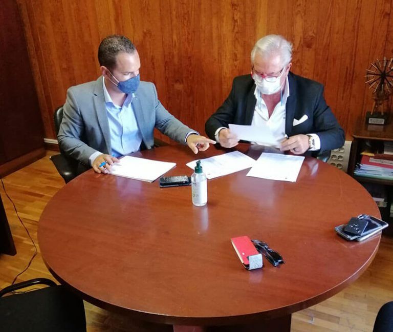 Jonatan Lemes (izq), concejal de Yaiza,y el representante de FCC